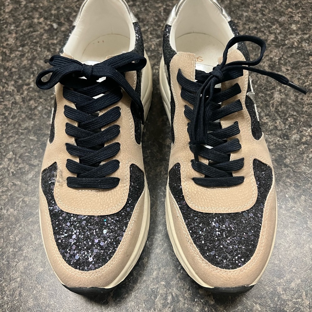 VICI doll tennis shoe, size 7.5. Worn once